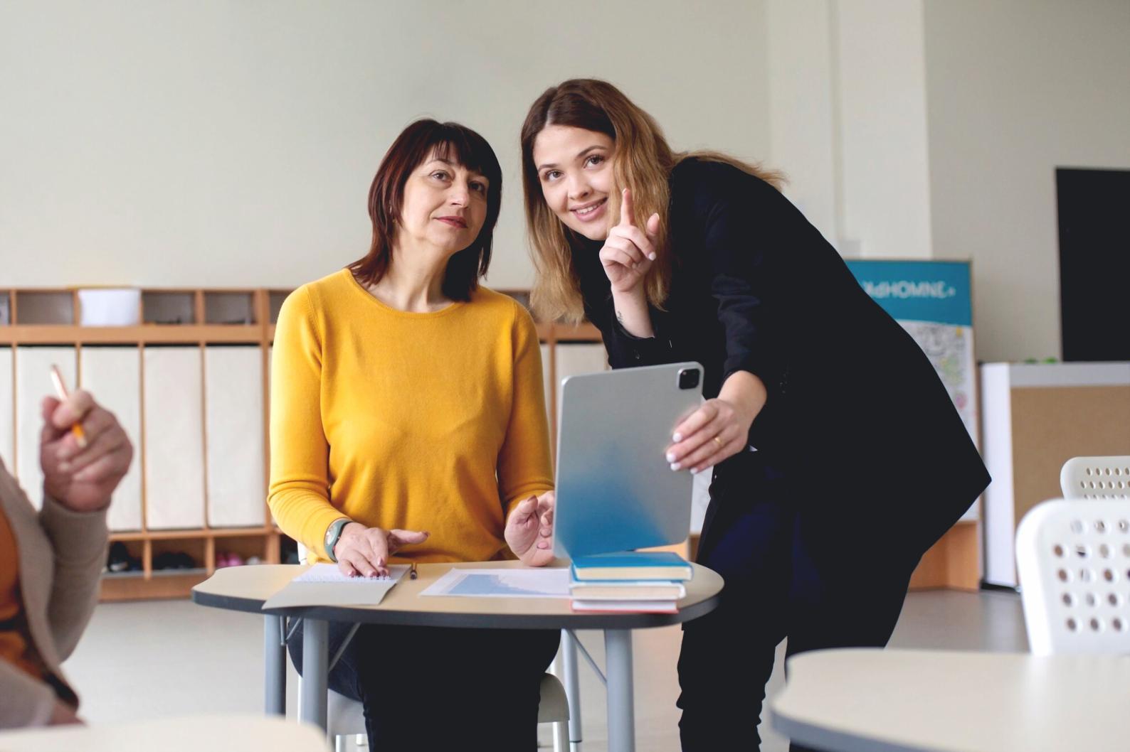Persona trabajando en estrategias financieras